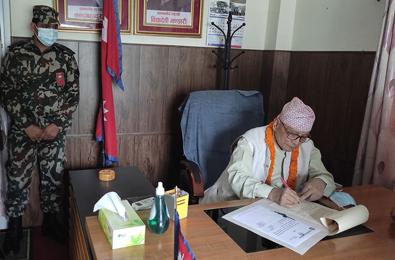 लुम्बिनी प्रदेश प्रमुख शेरचनले गरे पदभार ग्रहण