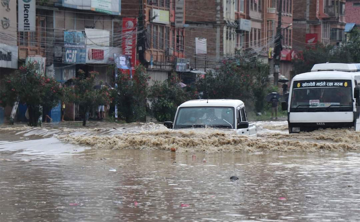काभ्रेको बनेपा बजारमै गाडी डुबाउने भल, स्थानीय मर्कामा