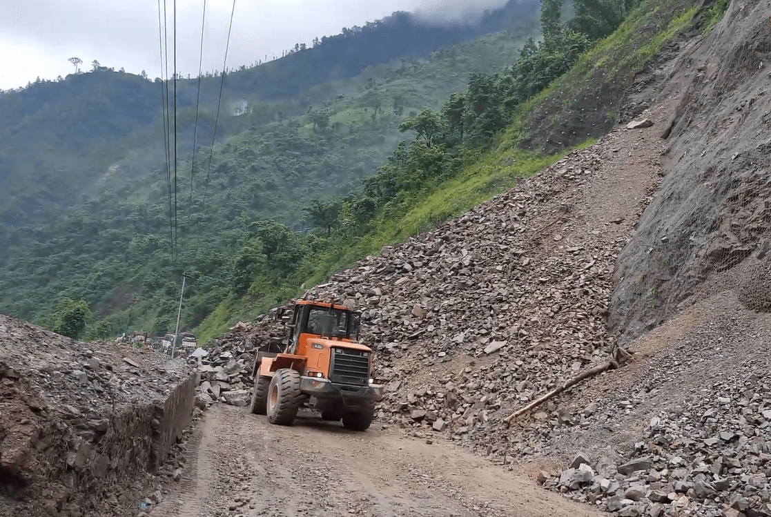 धादिङमा पहिरोले गाडी पुरिँदा दुई जनाको मृत्यु, पृथ्वी राजमार्ग अवरूद्ध