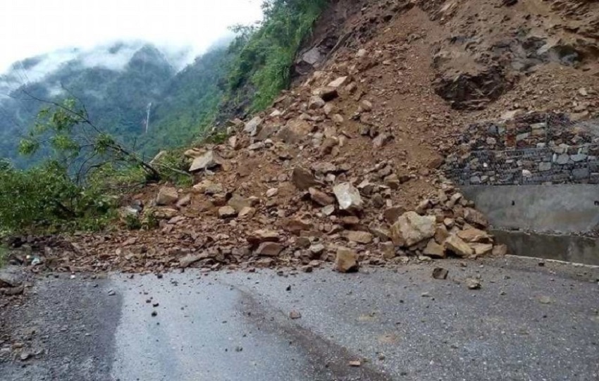 बझाङमा पहिरोले गाँवै पुरियो, २३ जना सम्पर्कविही