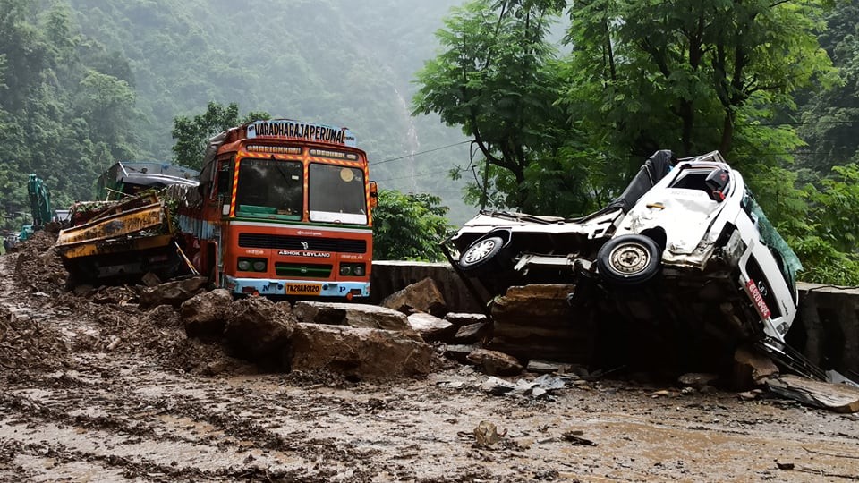 पहिरो जाँदा ५ वटा सवारी साधन पुरिँयो, दुई जनाको मृत्यु, ६ जना घाइते