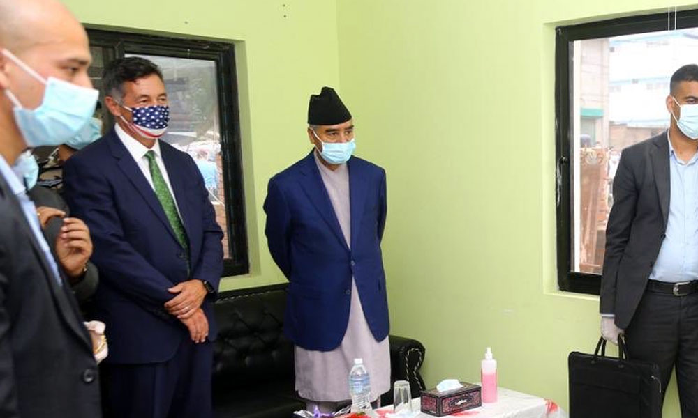 प्रधानमन्त्रीसँगै अमेरिकी राजदूतद्वारा काठमाडौंका खोप केन्द्रहरुको निरीक्षण