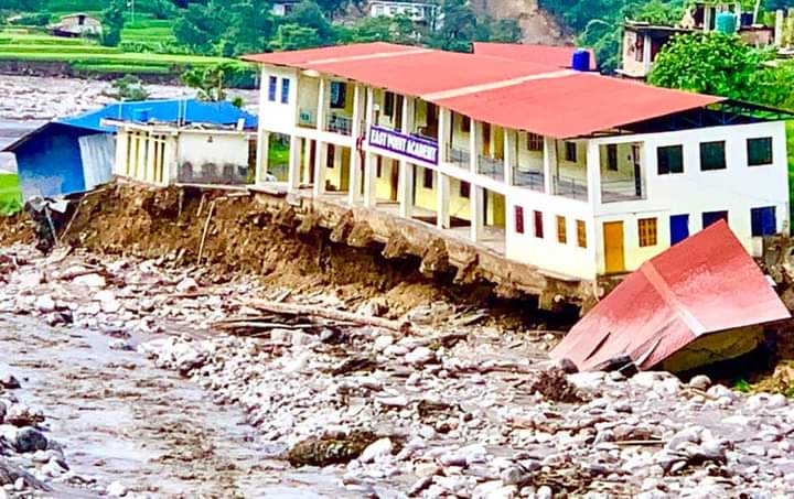 बाढीले क्षति ग्रस्त सिन्धुपाल्चोकको इस्ट प्वाइन्ट एकेडेमीलाई नेशनल प्याव्सनको सहयोग