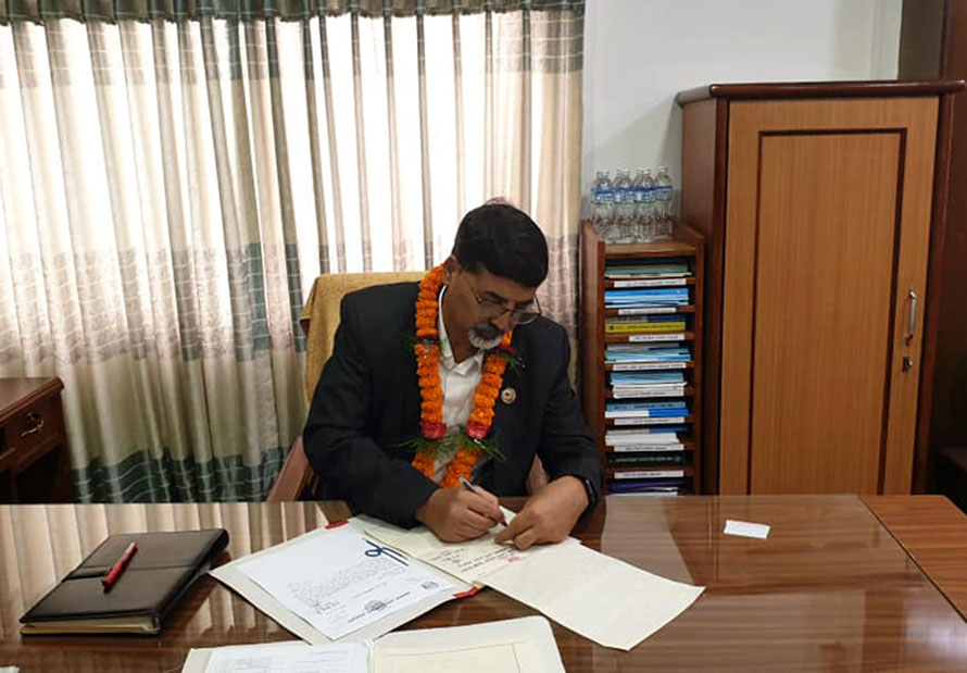 अर्थमन्त्रीको पहिलो निर्णय : कोभिड खोप किन्न ५ अर्ब बजेटको सहमति