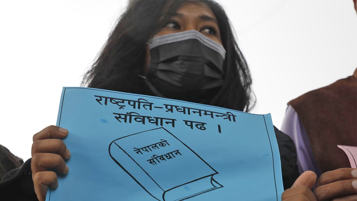 विपक्षी विद्यार्थी संगठनको प्रदर्शन : राष्ट्रपति-प्रधानमन्त्री संविधान पढ