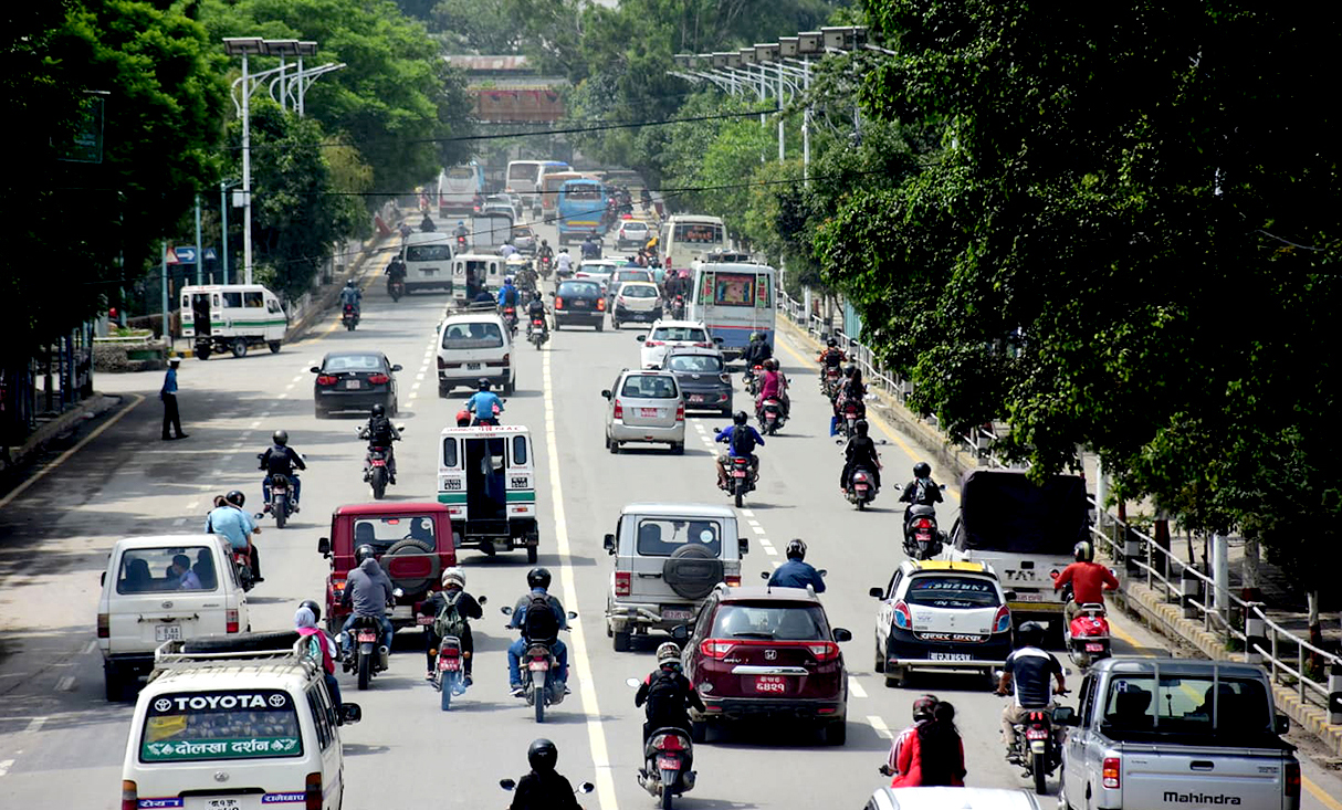 काठमाडौंका सडकमा गाडीहरुको चाप बढ्यो