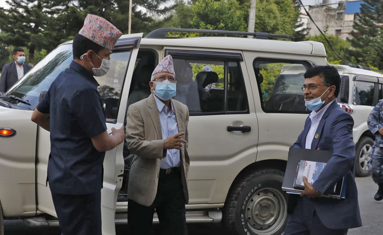 माधव नेपाललेको पोल खुल्यो, किर्ते हस्ताक्षर बुझाएपछि निर्वाचन आयोगमा लफडा