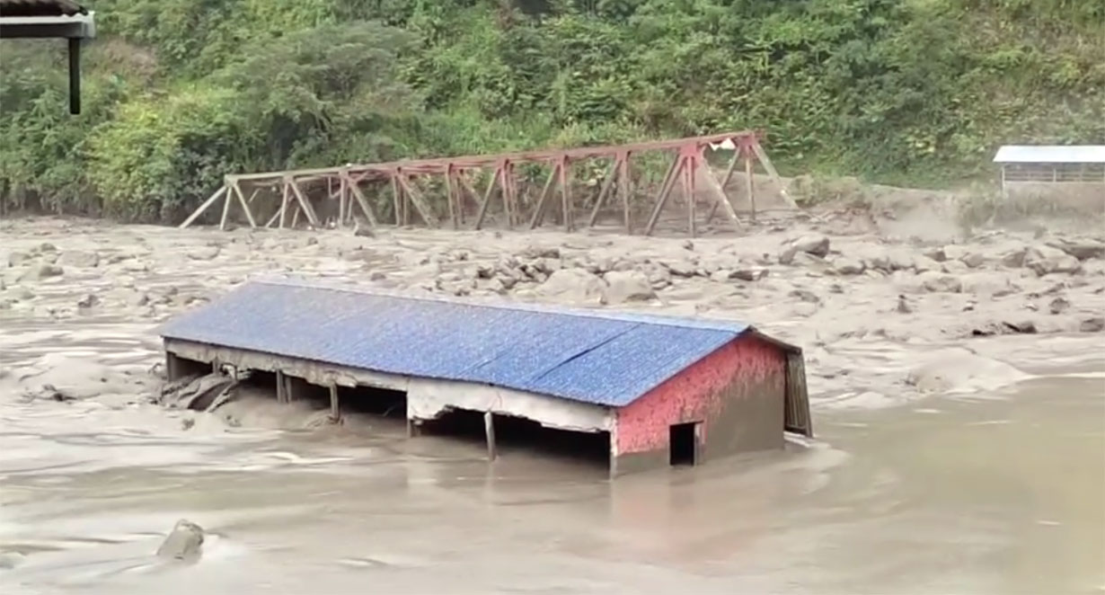 सिन्धुपाल्चोकमा विज्ञ टोली जाँदै, बाढी मापनको उपकरण नहुँदा समस्या