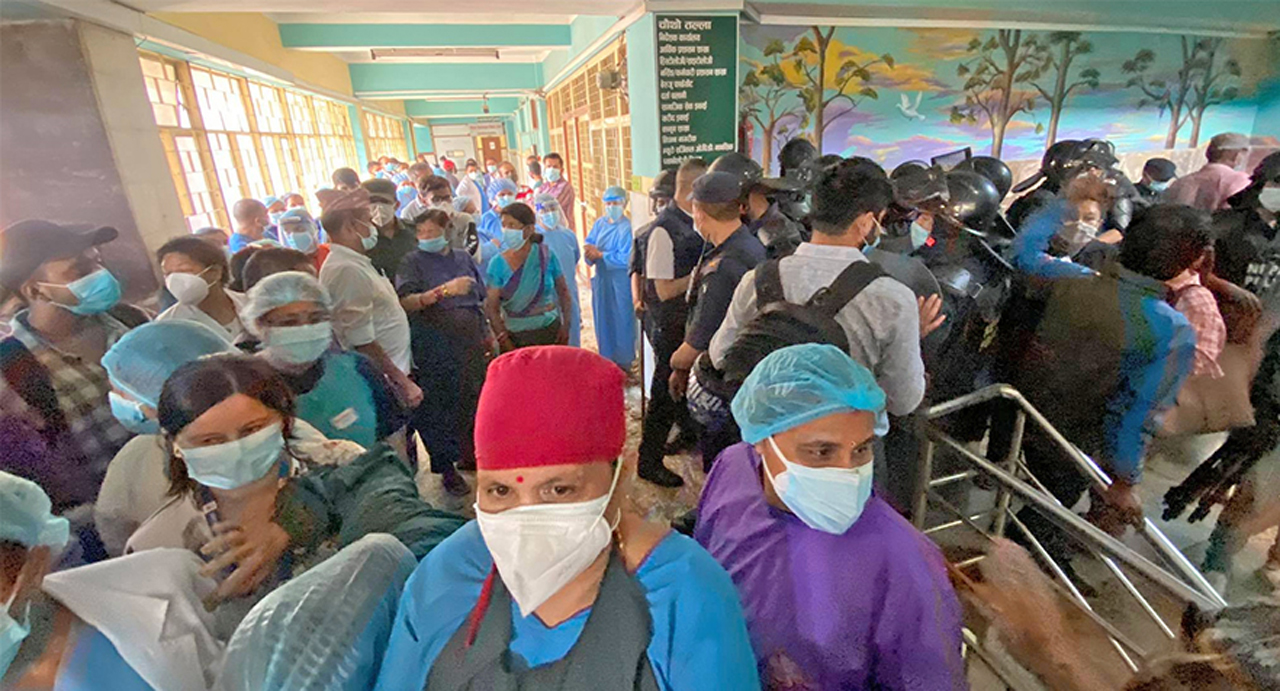 वीर अस्पतालभित्र स्वास्थ्यकर्मी र प्रहरीबीच झडप