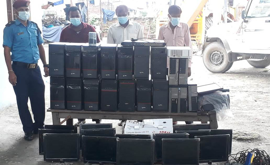 विद्यालयको कम्प्युटर चोरी गरेको आरोपमा तीन जना पक्राउ