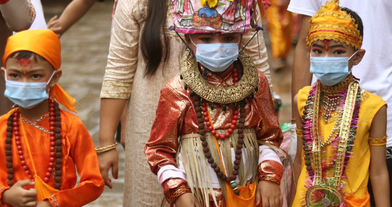 कोरोनाले रोकेन गाईजात्रा, मुखमा मास्क लगाएर गाईजात्रा मनाउँदै