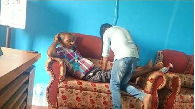 यो हो नि त तरिका ! मेयर कार्यकक्षमै कार्यालय सहयोगीबाट मसाज सुविधा लिँदै