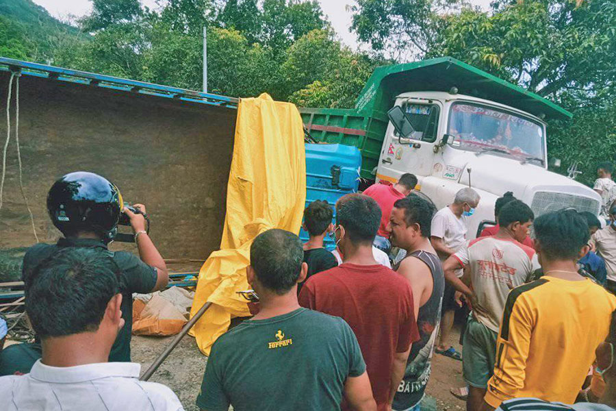 धादिङमा मिनी ट्रक दुर्घटना हुँदा ३५ जना घाइते