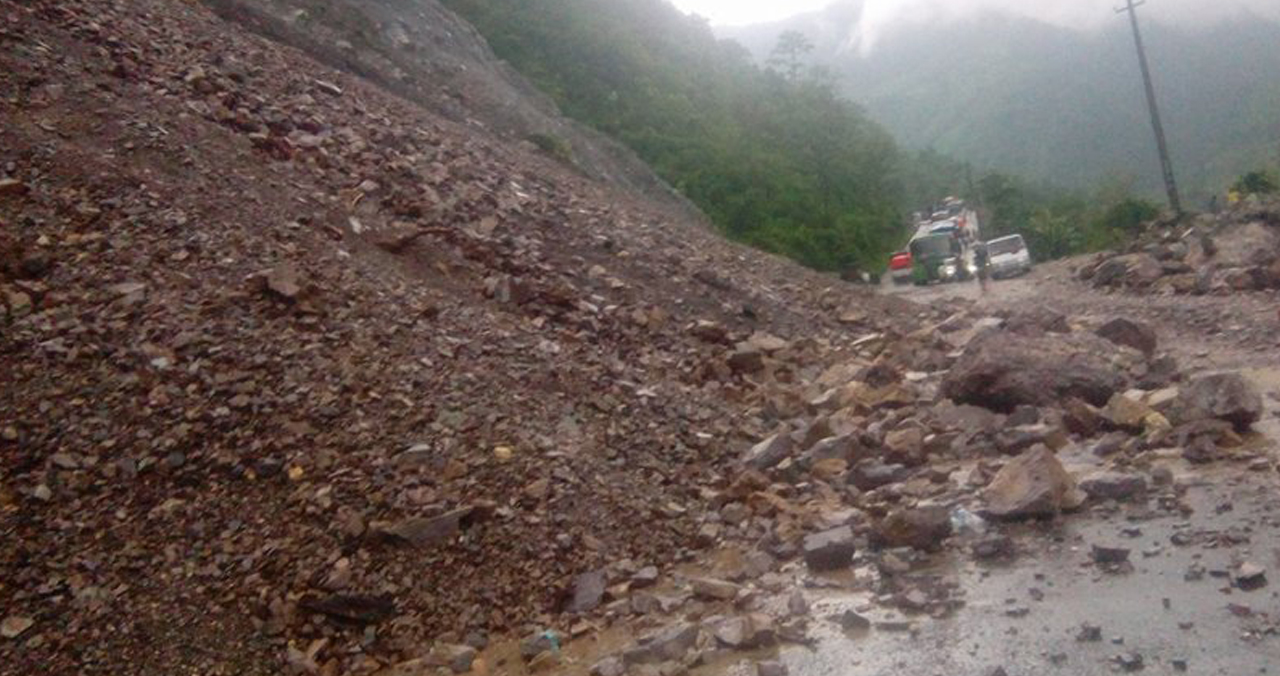 पहिरोले नारायणगढ मुग्लिन सडकखण्ड अवरुद्ध