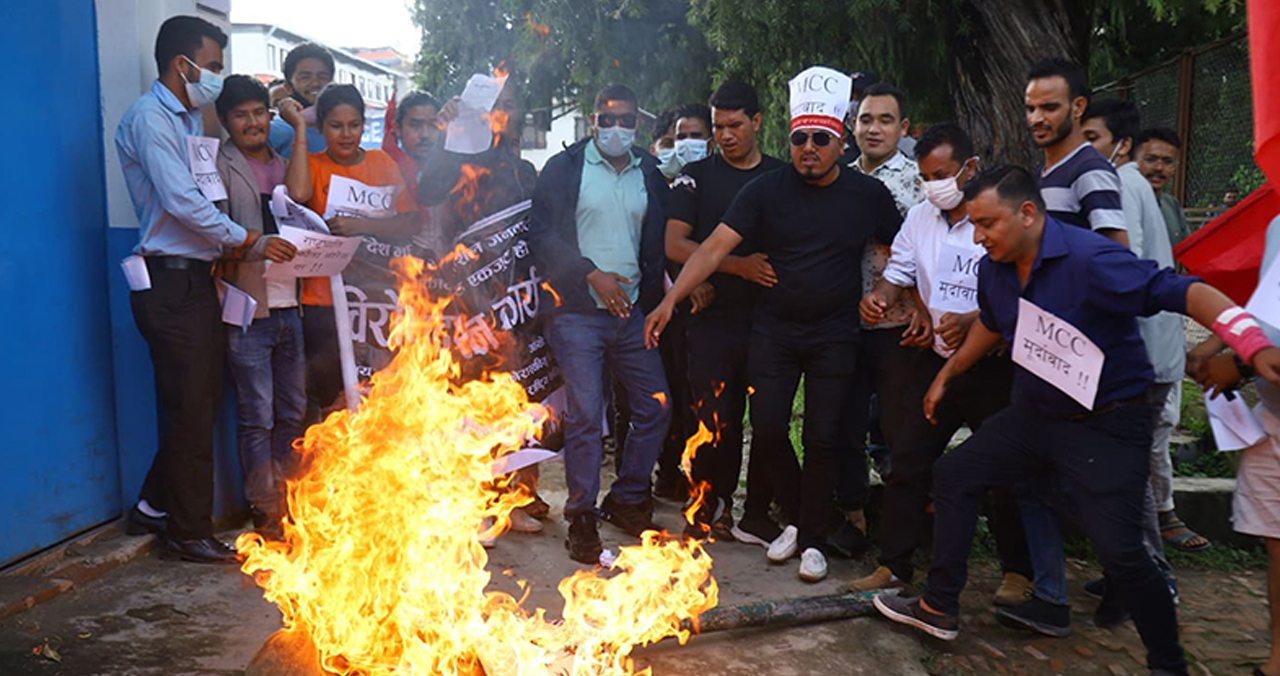 गठबन्धन धरापमा सत्ता गठबन्धनकै विद्यार्थी सङ्गठनले जलायो गृहमन्त्रीको पुत्ला