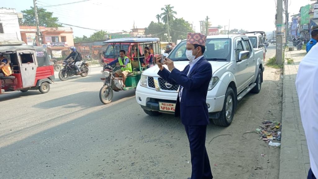 बाटोमा खाल्डा देखेपछि एक्सनमा उत्रिए सिडिओ