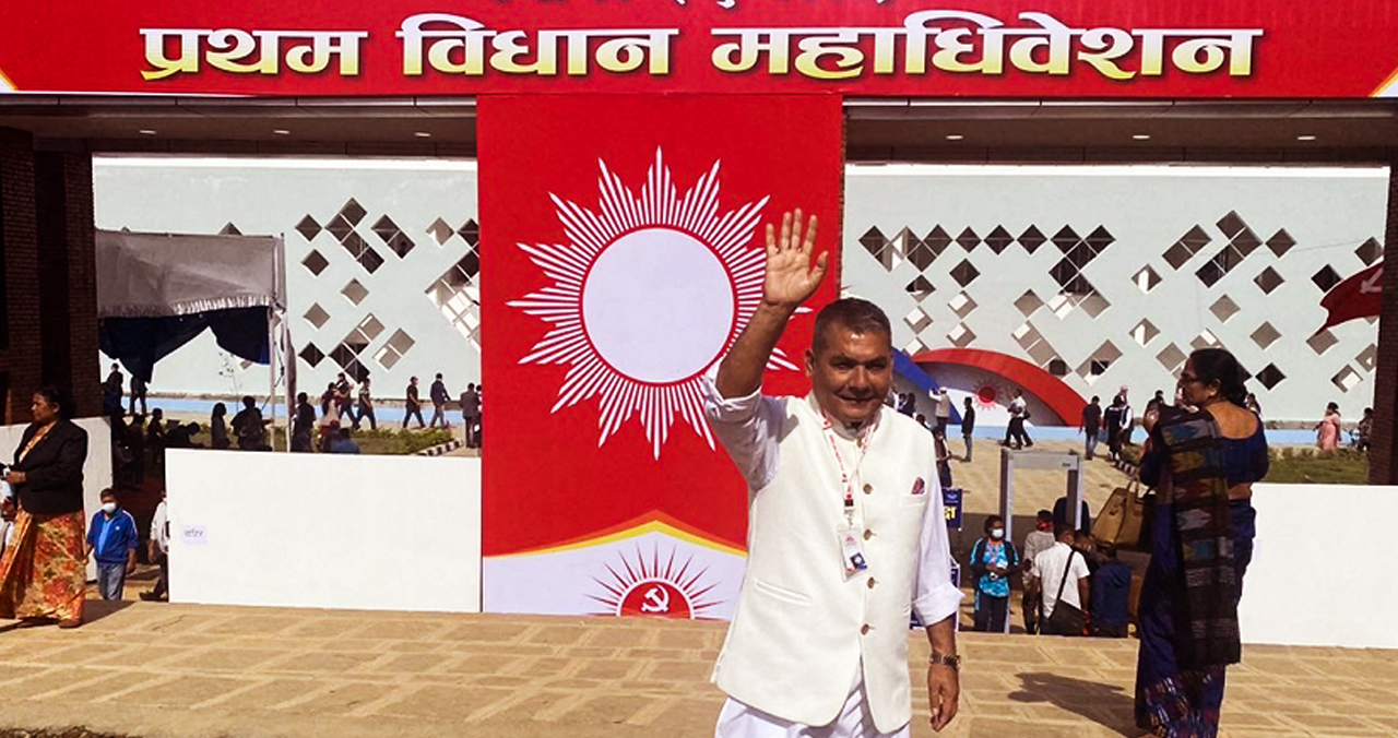 प्रचण्डलाई दुर्गा प्रसाईँको राउन्ड किक, एकाएक ओलीको नजिक !