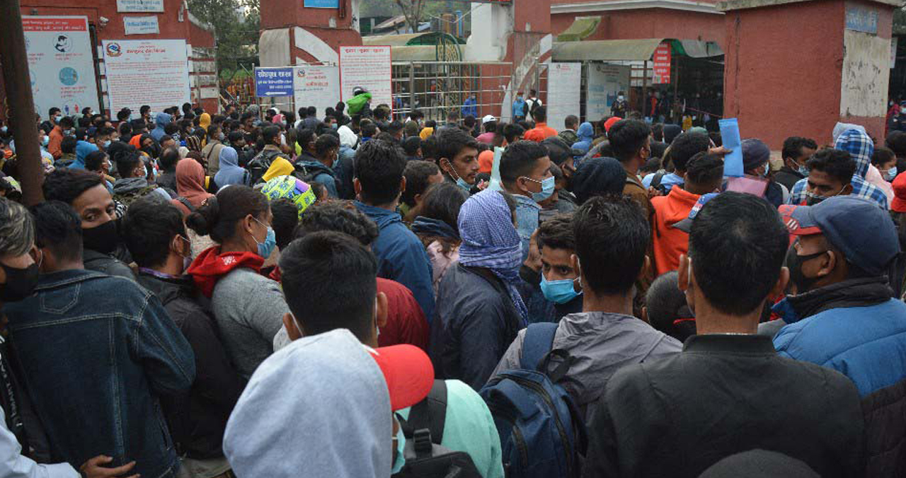 पासपोर्ट बनाउनेको थामी नसक्नु भिड, राति १ बजे देखि लाइनमा छन् मान्छे