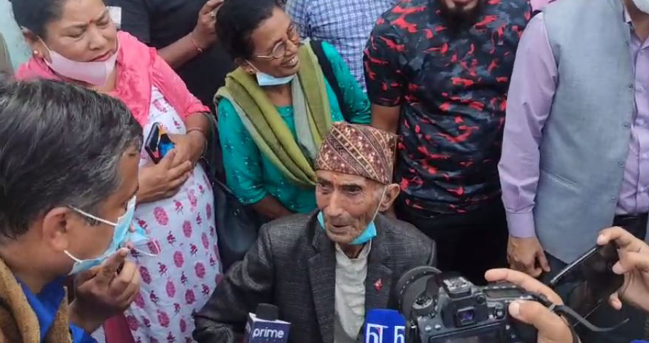 हेरिराख्नुस्, मेरो छोरोले पाँच वर्ष एकलौटी सरकार चलाउँछ : केपी ओलीका बुवा मोहनप्रसाद