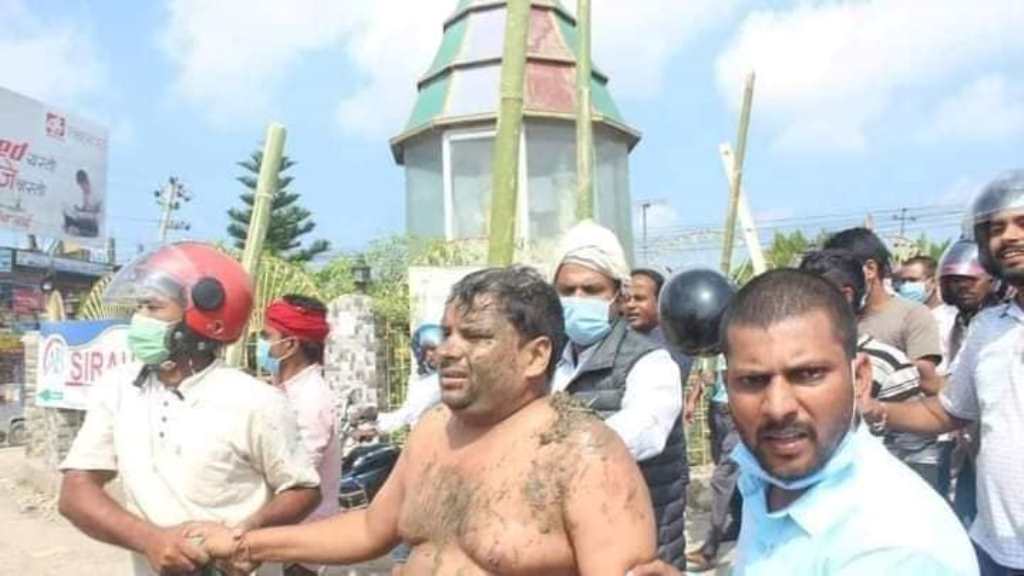 भ्रष्टाचार गरेको भन्दै शरीरभरी गोबर दलेर शहर परिक्रममा