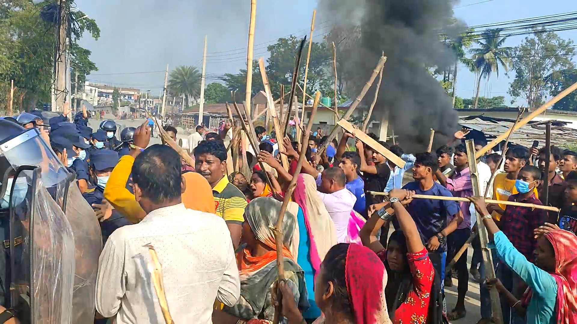 भाटा लिएर उत्रिए पीडितका आफन्त, थुनुवाको मृत्युपछि जिल्ला प्रहरी कार्यालय सुनसरी तनावग्रस्त