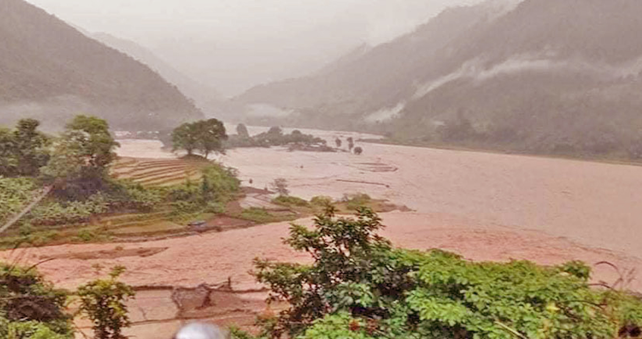 सेतीको बाढीले बझाङमा बसपार्क बगायो