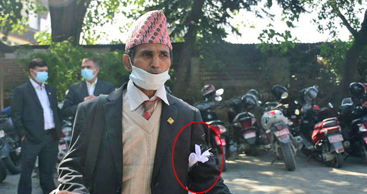 बार एशोसिएसनको परिसरमा कुटिएका अधिवक्ता  भूमिनन्द चुडाल  सेतो पट्टी बाँधेर प्रदर्शनमा