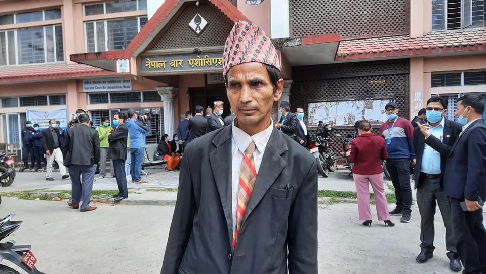 कानुन व्यवसायी विराट न्यौपानेले अधिवक्ता भूमिनन्द चुडाललाई  मु*** दलाल… भन्दै चड्कन हाने !