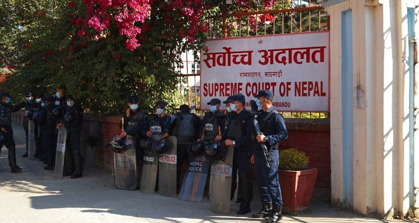 सर्वोच्चमा झडप, दर्जनौं वकिल पक्राउ