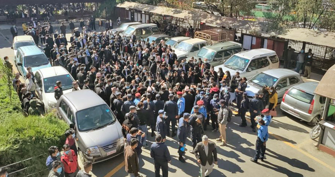 अदालत परिसरमा वकिल-प्रहरी झडप, बार महासचिवसहित ६ वकिल घाइते