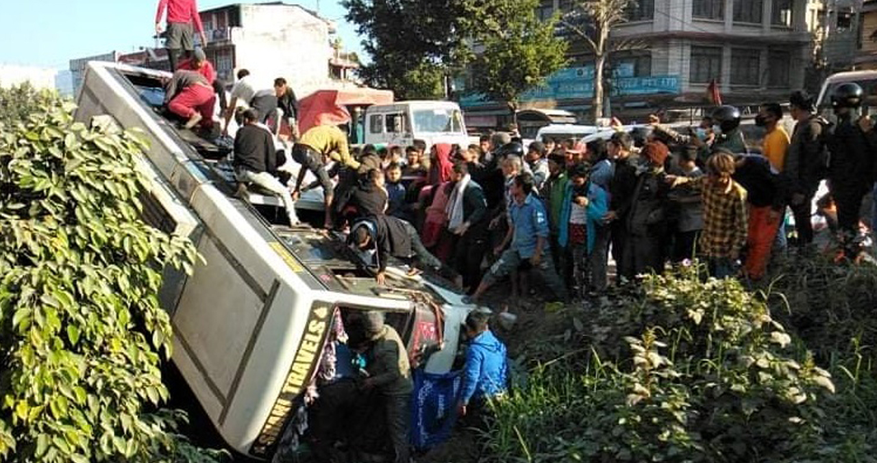 नारायणगढमा बस दुर्घटना हुँदा ४६ यात्रु सामान्य घाईते
