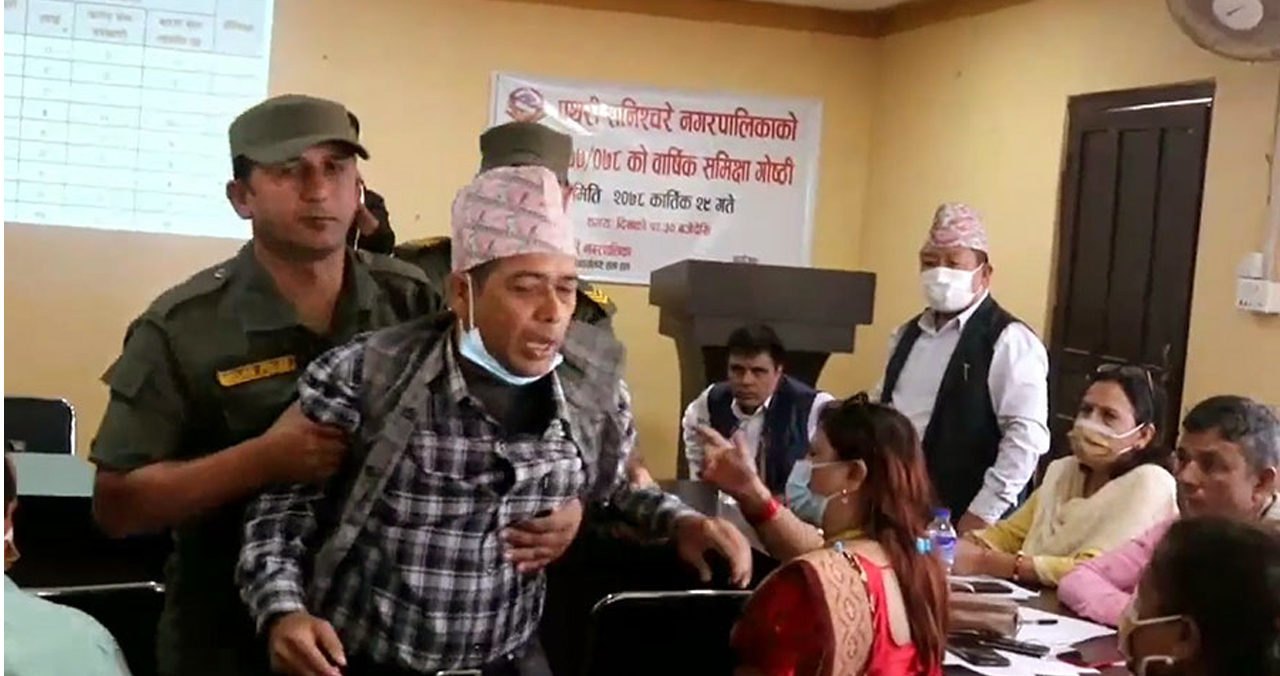 हिसाब खोज्दा पालिकाको बैठक कक्षबाट मेयरले वडाध्यक्षलाई घोक्रे ठ्याक लगाए !