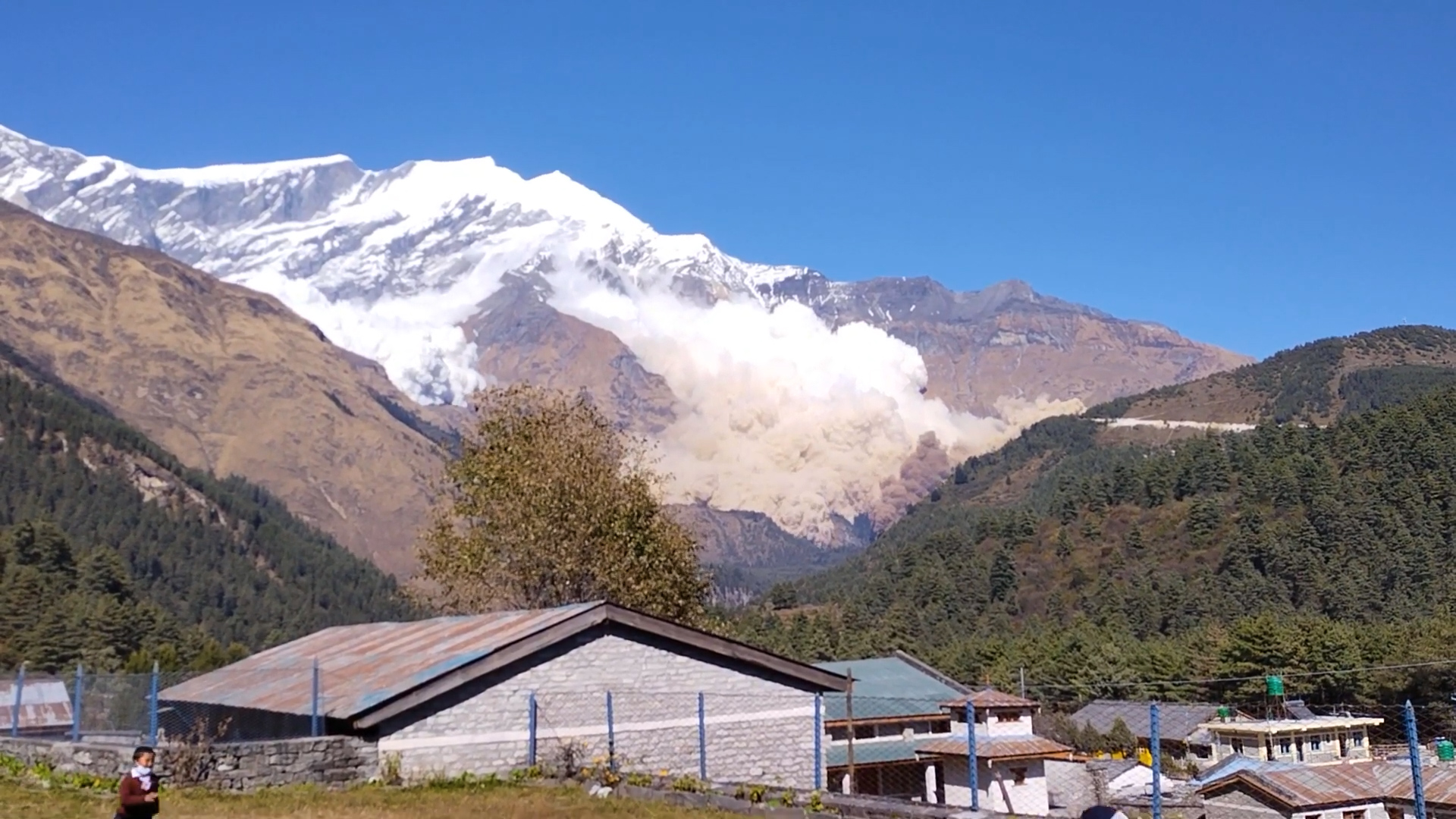 मुस्ताङमा हिउँ पहिरो: शिक्षकसहित ८ विद्यार्थी घाइते