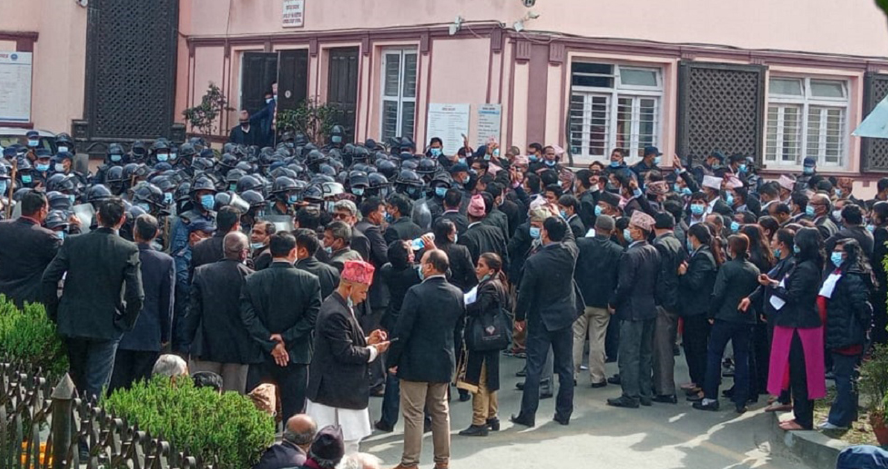 कानून व्यवसायीमाथि प्रहरीको बल प्रयोग, स्थिति तनावपूर्ण