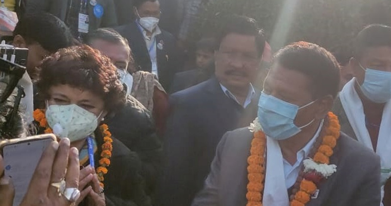 बाजागाजासहित उम्मेदवारी दर्ता गर्न पुगे प्रकाशमान सिंह