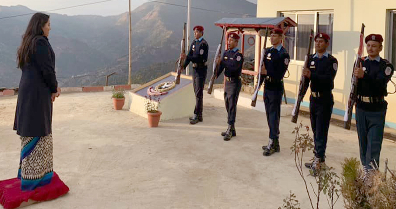 मन्त्री रामकुमारी झाँक्री : कुर्सीमा नपुग्दा सलामीको उग्र विरोध, कुर्सीमा पुगेपछि ‘पिर्के सलामी’ को मोह !