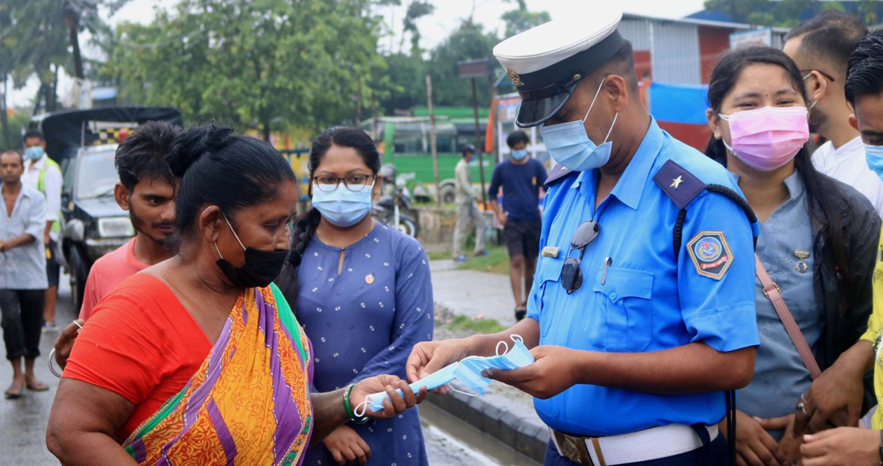 नेपाल प्रहरीले वितरण गर्‍यो ११ हजार माक्स