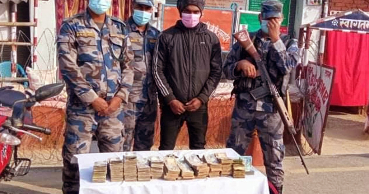 मोटरसाइकलको टयांकीभित्र भेटियो ३८ लाख, एक जना पक्राउ