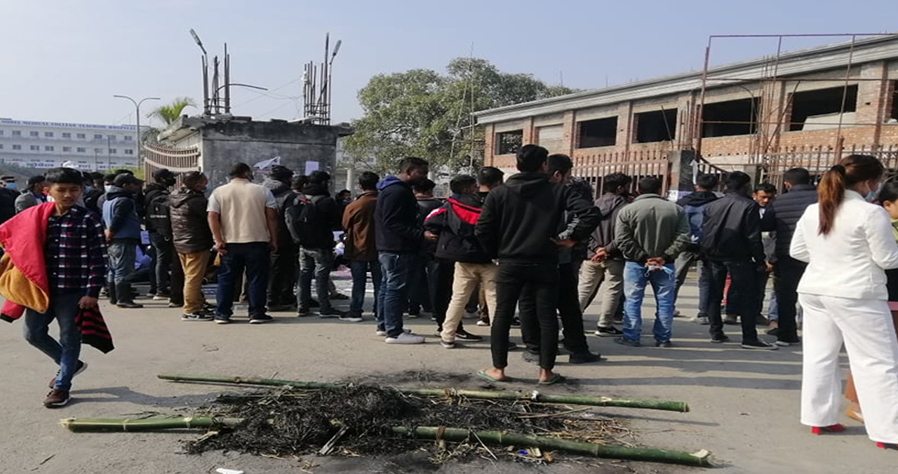 नाेबेल मेडिकल कलेजका सञ्चालककाे पुत्ला दहन