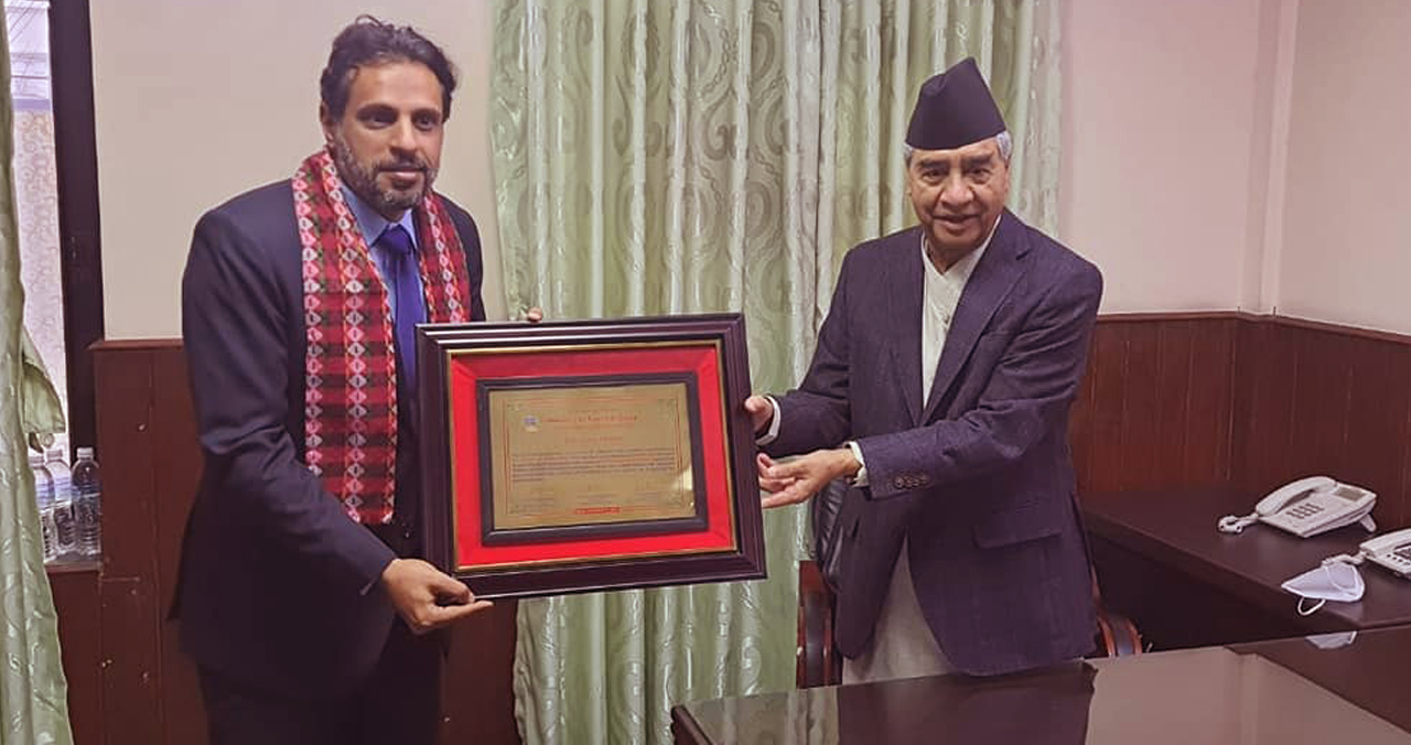 फुटबल प्रशिक्षक अल्मुताइरी सम्मानित