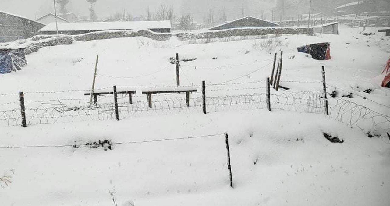 मनाङमा तीन फिट बाक्लो हिमपात