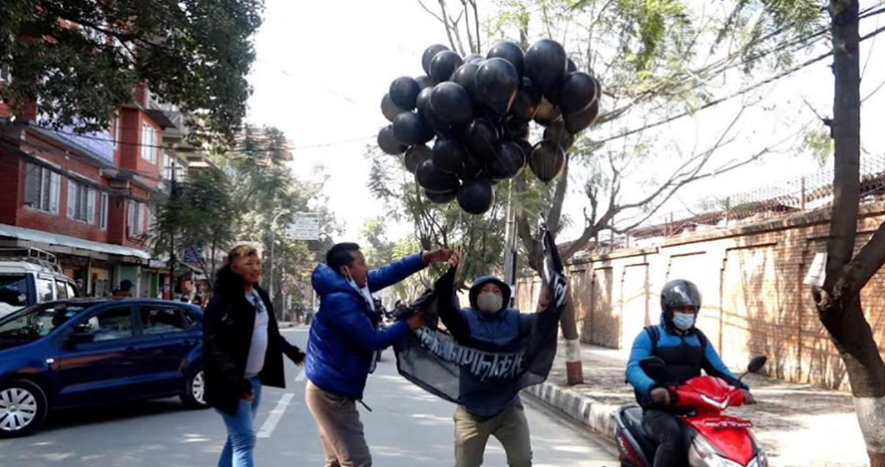युवा संघले सिंहदरबारभित्र उडायो कालो बेलुन