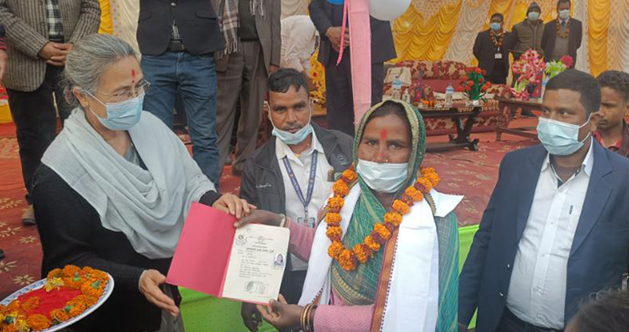 सिरहामा एक हजार घर परिवारलाई लालपूर्जा वितरण