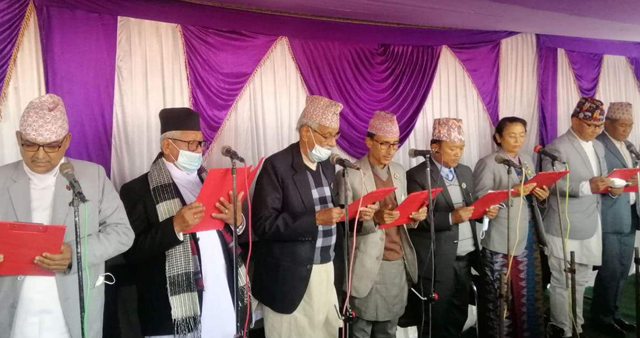 प्रदेश १ मा बन्यो १४ सदस्यीय मन्त्रिपरिषद्, नयाँ मन्त्रीले लिए शपथ