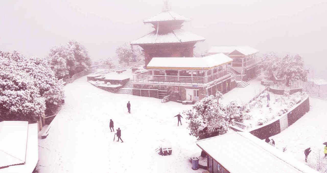 चन्द्रागिरि डाँडामा हिमपात भएपछि हिउँ खेल्नेको घुइँचो