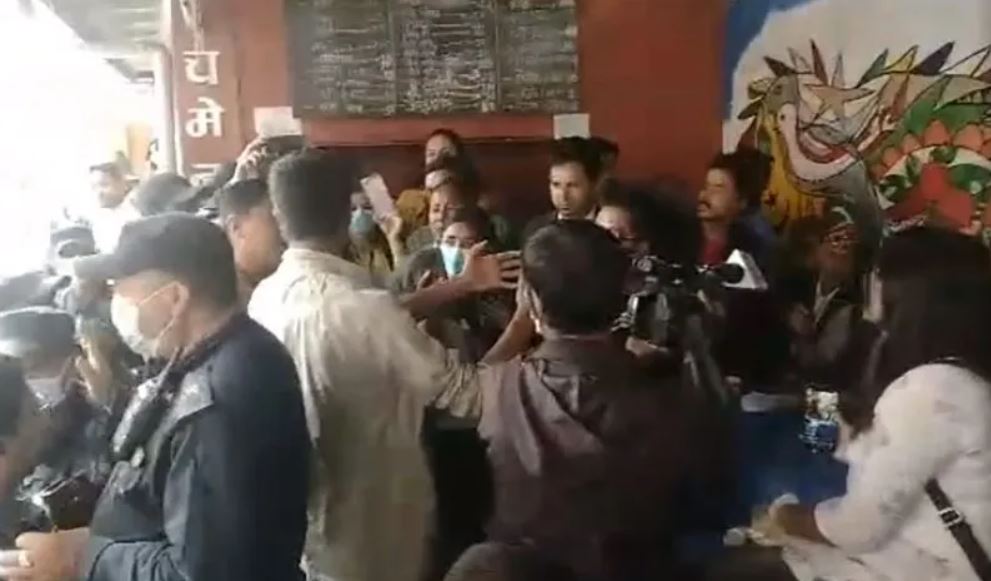 विवेकशील साझा पार्टी कार्यालयमा तनाव असहज स्थिति उत्पन्न भएपछि प्रहरी नै परिचालन गरियो