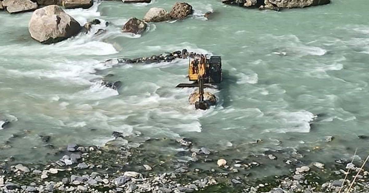 भारतको दादागिरीविरुद्ध नेपालले देखायो बहादुरी, महाकालिमा एकलौटी बाँध बनाइरहेको जेसिबिको चाबी शशस्त्रले खोस्यो