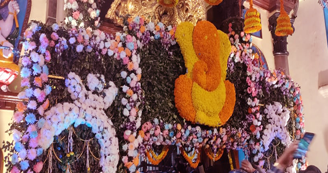 पशुपतिमा दर्शनका लागि पाँचवटा लाइनको व्यवस्था, मन्दिरलाई भव्य फुल मालाको सजावट !
