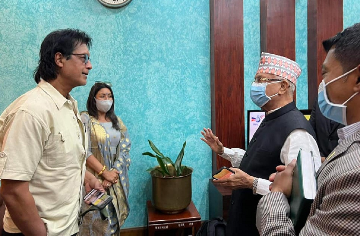 विमानस्थलमा राजेश हमालसँग ओलीको जम्काभेट त्यति सोध्न भ्याईहाले…