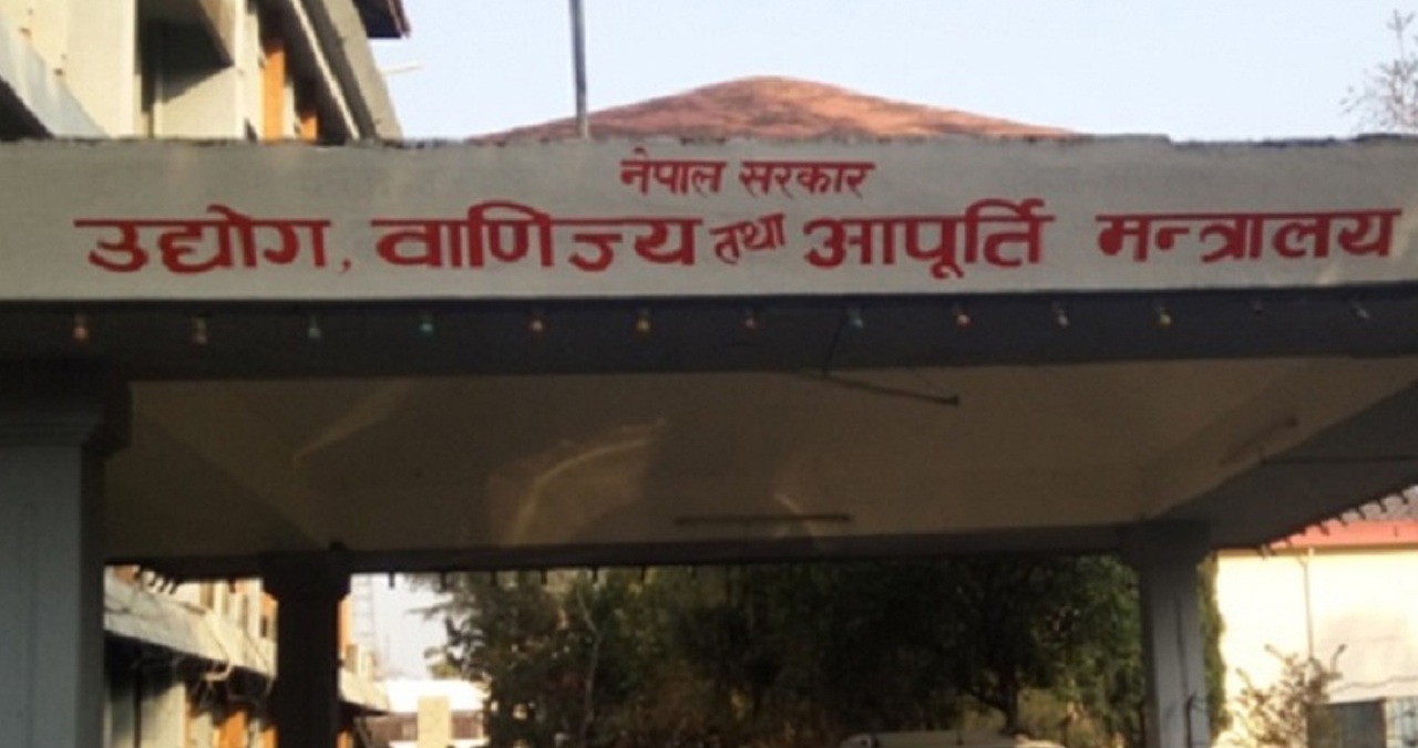 मोबाइल, मोटरसाइकल र मदिरालगायत १० प्रकारका सामान नेपाल भित्र्याउन रोक !